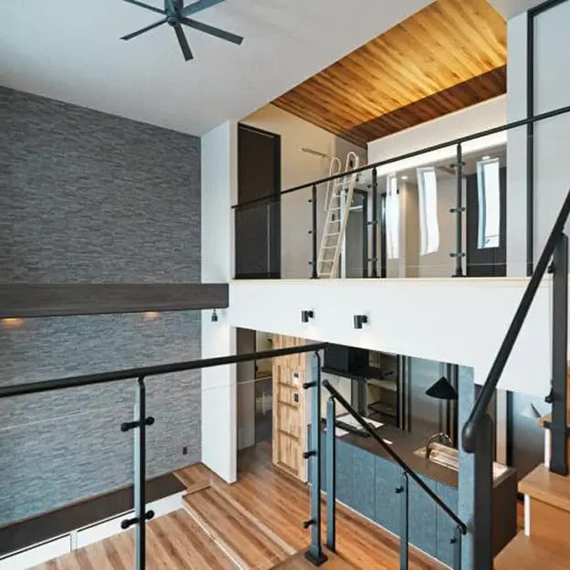 吹き抜け空間とロフトがあるモダンなデザインの住宅内観