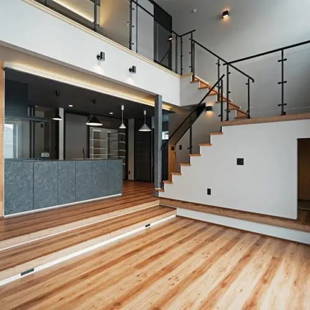 スキップフロア構造を取り入れた開放的なリビング空間