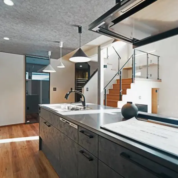 スタイリッシュなペンダントライトが照らすキッチンスペース