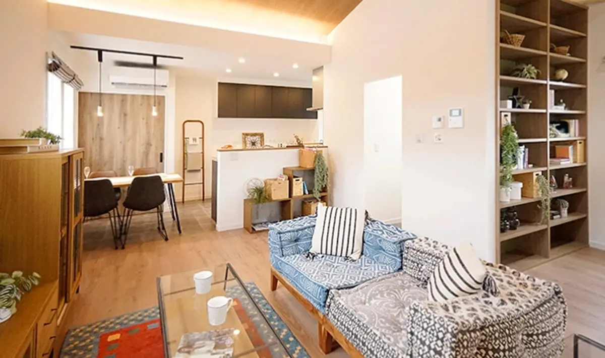 ナチュラルな木目と白を基調とした温かみのあるリビングダイニング