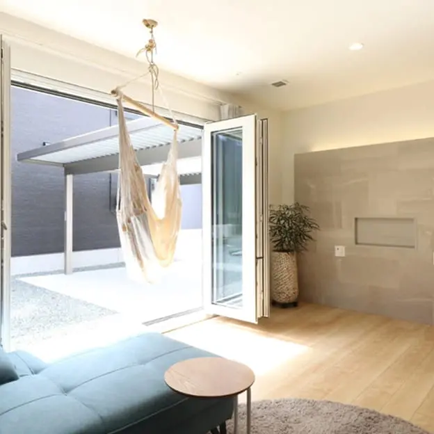 ナチュラルな木目フローリングとグレーの壁が調和したくつろぎ空間