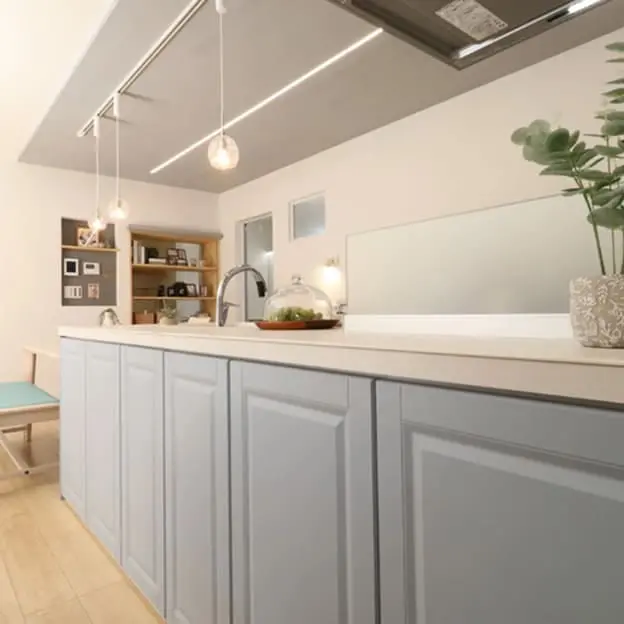 カウンター上には観葉植物やグラスドームなどが配置されたおしゃれな空間