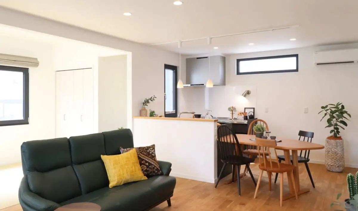 ダイニングテーブルとソファが配置された家族向けのリビング空間