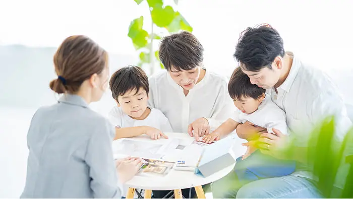小さな子どもを連れた家族が住宅購入について相談している様子