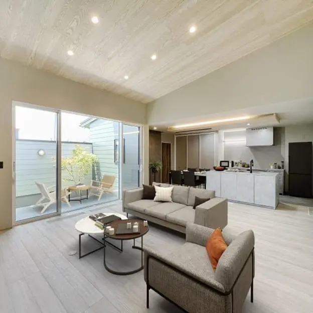 明るい木目調の天井と床が特徴の開放的なリビングダイニングキッチン