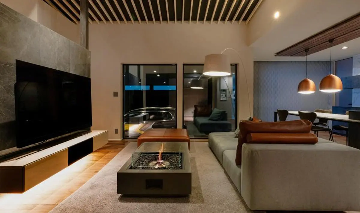炎の出るモダンなローテーブルが特徴的な高級感あるリビング空間