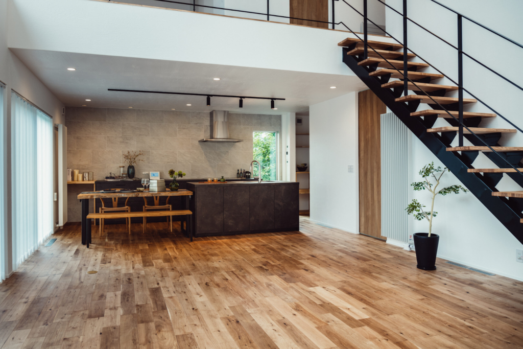 吹き抜けと鉄骨階段で一体感のある住まい