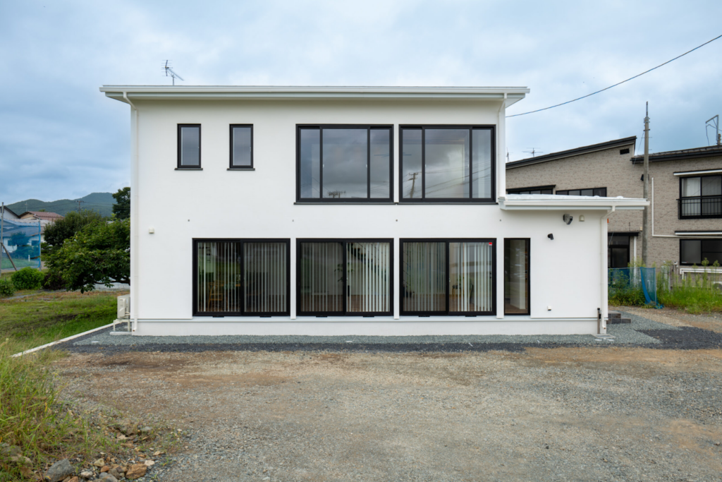 吹き抜けと鉄骨階段で一体感のある住まい