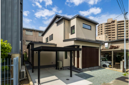 本と着物に包まれる家
