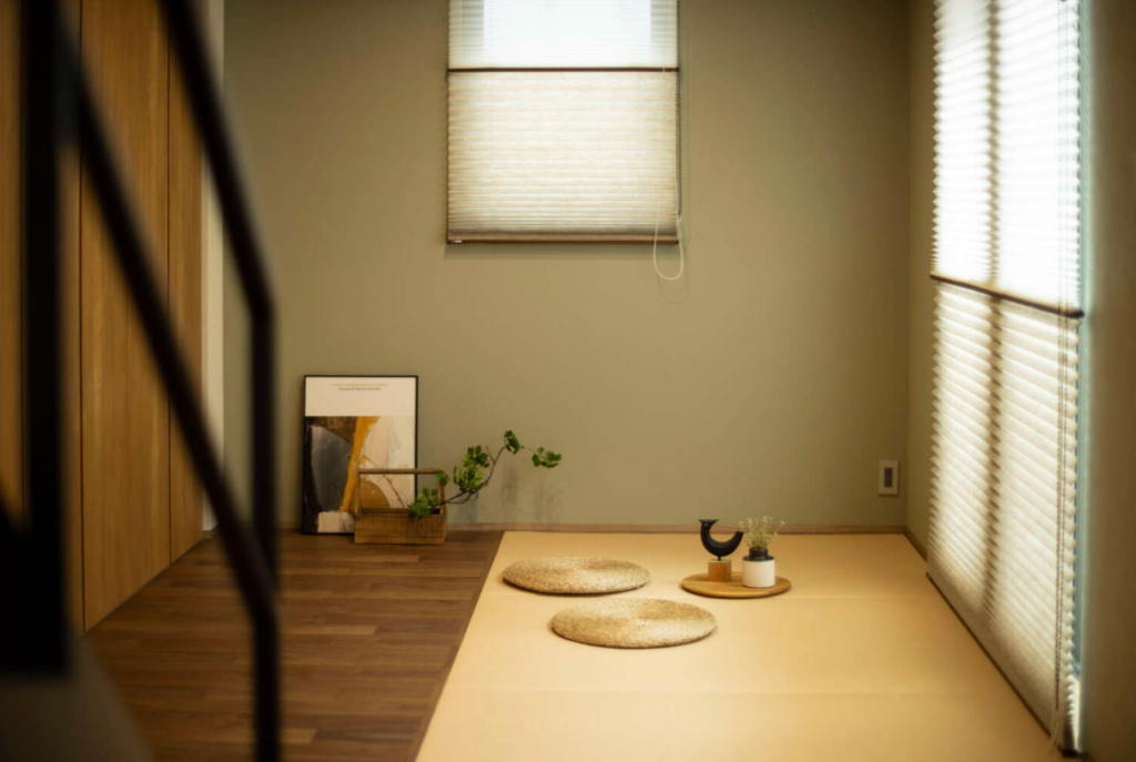 本と着物に包まれる家
