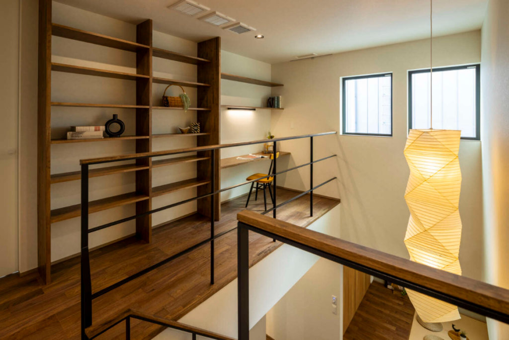 本と着物に包まれる家
