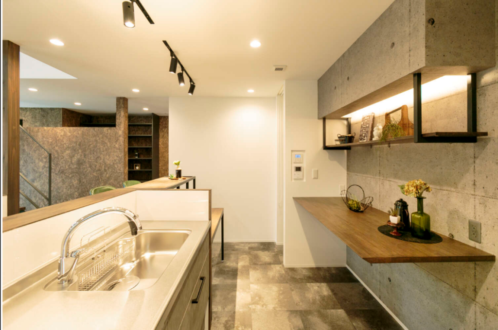 広いキッチンで家族がつながる家
