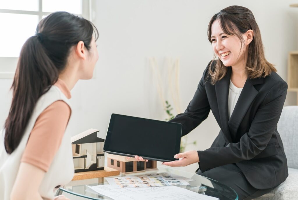 注文住宅メーカー担当者との打ち合わせ