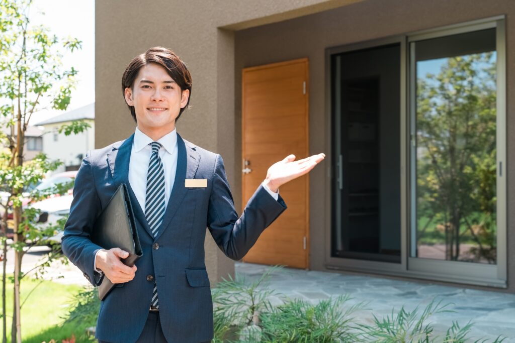 モデルハウスを案内する人