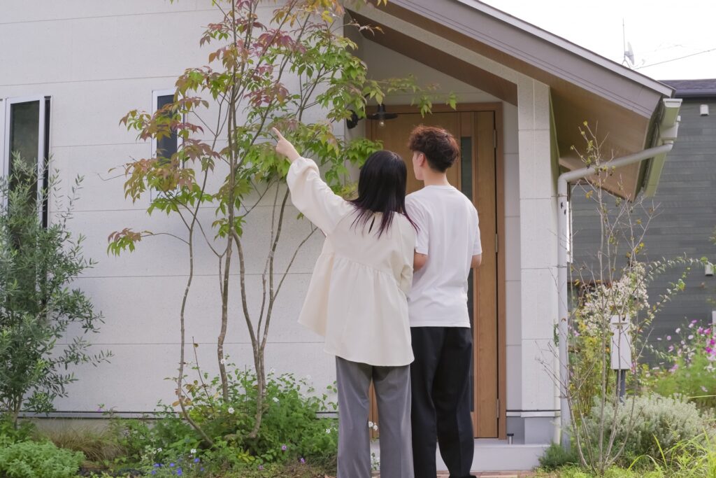 モデルハウスを見学する人